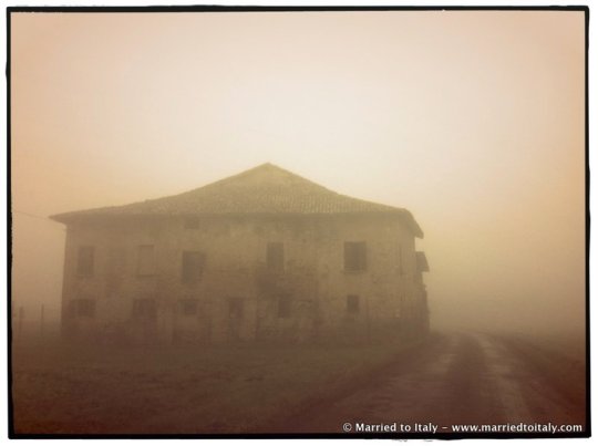 Emilan farmhouse in the fog